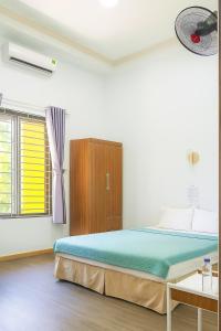 a bedroom with a bed and a window at Tiến Dũng Motel Thanh Hoá in Thanh Hóa