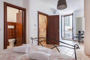 a bedroom with a bed and a bathroom at Helios Vacanze in Conversano