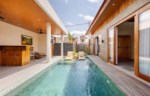 een zwembad in de achtertuin van een huis bij Okananda Villa Ubud in Ubud