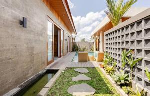 een binnenplaats van een huis met een tuin bij Okananda Villa Ubud in Ubud