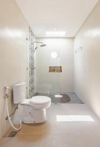 een badkamer met een toilet en een douche bij Okananda Villa Ubud in Ubud +20 foto's