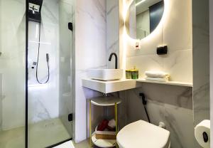 une salle de bains avec toilettes, lavabo et douche dans l'établissement Copan Castelli Studios SP, à São Paulo 20 autres photos