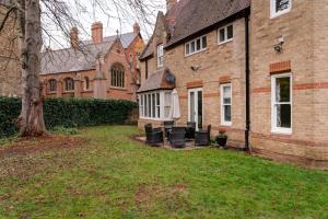 Κήπος έξω από το The Old Dean's House