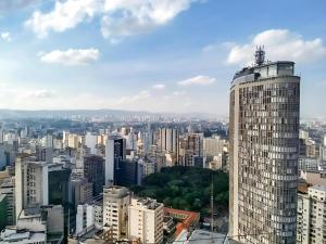 - une vue sur la ville depuis un gratte-ciel dans l'établissement Copan Castelli Studios SP, à São Paulo