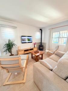 ein Wohnzimmer mit Sofa und Tisch in der Unterkunft Villa Grayce in Frigiliana