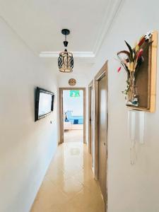 TV a/nebo společenská místnost v ubytování bel appartement à la plage des nations