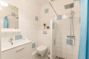 une salle de bain avec toilettes, lavabo et douche dans l'établissement Chalets De L’arriutort 2 - Laruns, à Laruns