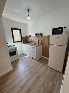 Kuchyň nebo kuchyňský kout v ubytování קסם השמיים