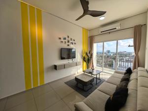 TV a/nebo společenská místnost v ubytování D Aman Infinity Pool and AS Tower View Homestay 03