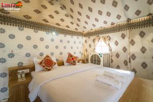 Postel nebo postele na pokoji v ubytování A Luxury Desert Camp + 30 fotografií