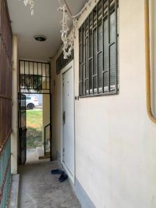 ein Flur eines Hauses mit einer Tür und Fenstern in der Unterkunft Apartment Sarajevo in Sarajevo