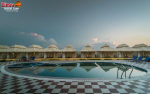 Bazén v ubytování A Luxury Desert Camp nebo v jeho okolí