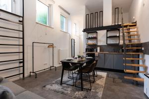 ニュルンベルクにあるModerne Apartments in Top-Altstadt-Lage - privates Parken - Nähe Hauptmarktのリビングルーム(テーブル付)、螺旋階段