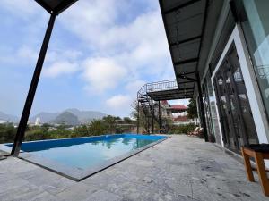 a swimming pool on the side of a building at Happy House Moc Chau in Mộc Châu