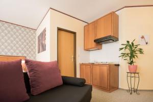 a living room with a couch and a kitchen at Stadt Aparthaus in Waren