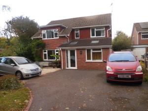 ルイスにあるThe Annexe, Kingston near Lewesの家の前に駐車した車2台