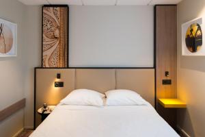 勒勒莱克凯尔于永勒莱克胡昂布雷斯特布里特酒店的房间里有一张白色大床的卧室