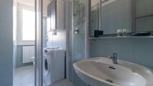 łazienka z umywalką i pralką w obiekcie Italianway - Negroli 11 w Mediolanie +25 zdjęć