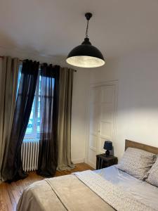 Postel nebo postele na pokoji v ubytování Culture Maison Alençon