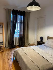 Postel nebo postele na pokoji v ubytování Culture Maison Alençon