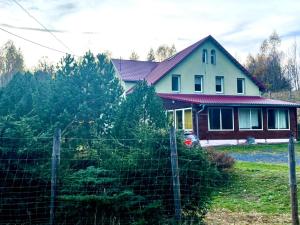 a house with a fence in front of it at Dom Siedlisko Przesieka koło Karpacza in Przesieka +7 photos