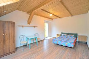 a bedroom with a bed and a table and chairs at Dom Siedlisko Przesieka koło Karpacza in Przesieka