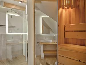 Koupelna v ubytování Penthouse Cassiopeia by AA Holiday Homes SKI IN SKI OUT + 56 fotografií