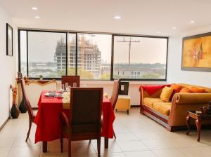 un salon avec une table et un canapé dans l'établissement Bellini, Hermoso Departamento y 1 Plaza de Parqueo Gratis, à Guayaquil