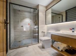 深セン市にあるMotri莫里宝乐城市酒店のシャワー、トイレ、洗面台を備えたバスルーム +17枚の写真