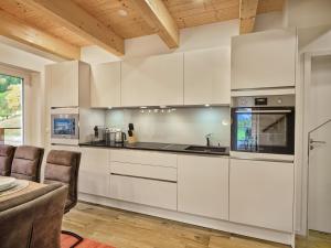 Kuchyň nebo kuchyňský kout v ubytování Penthouse Cassiopeia by AA Holiday Homes SKI IN SKI OUT
