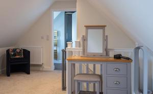 La salle de bains est pourvue d'une coiffeuse avec un miroir et une chaise. dans l'établissement Vella, à Lincoln 8 autres photos