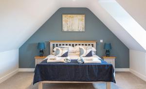 une chambre avec deux chiens allongés sur un lit dans l'établissement Vella, à Lincoln