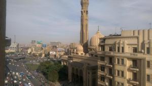 Una vista de una ciudad con una mezquita y tráfico en Venus Downtown Hotel, en El Cairo