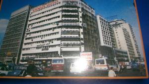 una imagen de un edificio alto en una ciudad en Venus Downtown Hotel, en El Cairo 9 fotos más