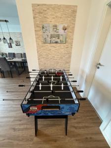 ラールにある120 m Penthouse, Europa Park -Rulantica- Straßburg - Colmar - Schwarzwald, bis 11 Personnenの部屋の中の卓球台