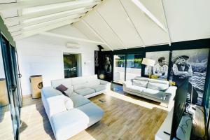 ein Wohnzimmer mit zwei Sofas und einer Couch in der Unterkunft Luxurious house nest of Love! in Granges-Aumontzey