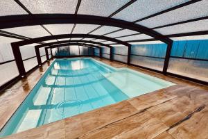 ein großes Schwimmbecken mit einer großen Decke in der Unterkunft Luxurious house nest of Love! in Granges-Aumontzey