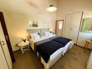 een slaapkamer met een groot bed in een kamer bij SeaSalt Rest in Plettenbergbaai