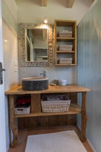 a bathroom with a sink and a mirror at Gite du platane in Bélis
