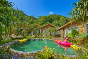 a pool with a inflatable flamingo in front of a house at Mộc Sơn Homestay in Mộc Châu +30 photos