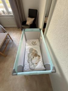 ラールにある120 m Penthouse, Europa Park -Rulantica- Straßburg - Colmar - Schwarzwald, bis 11 Personnenの部屋のベビーベッドに横たわる犬 +118枚の写真