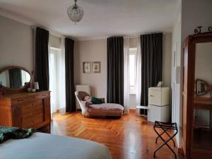 a child sitting in a chair in a bedroom at Casa Salvàn in Rodello