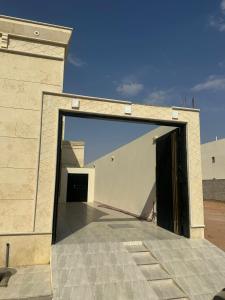 uma pessoa sentada dentro de uma grande abertura em um edifício em تلال الفخامة em Hail