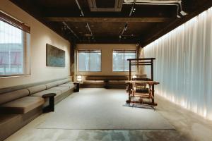 Habitación vacía con silla y ventanas en mizuya, en Miyazu