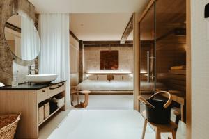 Un baño con una cama y un lavabo en una habitación. en mizuya, en Miyazu 46 fotos más