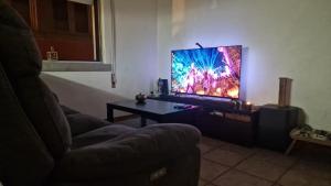 TV a/nebo společenská místnost v ubytování Private Room in city center