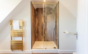 - une salle de bains avec douche dans l'angle de la chambre dans l'établissement Vella, à Lincoln