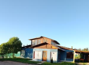 una antigua casa azul con techo a dos aguas en Cabaña Azul, en Vallenar