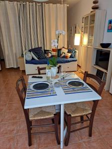 カルロフォルテにあるMy Octopus Houseのリビングルーム(テーブル、椅子、ソファ付)