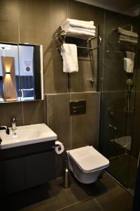 Ένα μπάνιο στο MyElla Marina Hotel